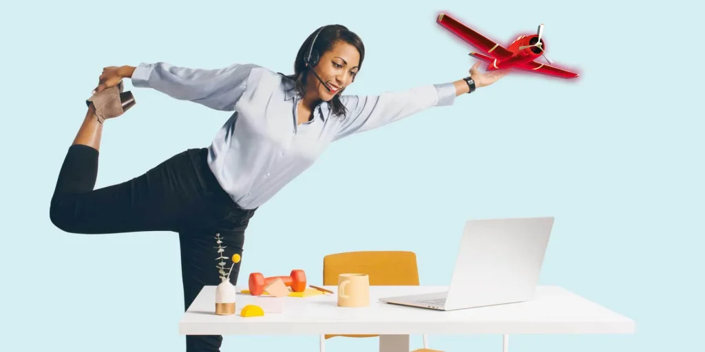 Mujer de oficina con auriculares al lado del escritorio y avión volador rojo